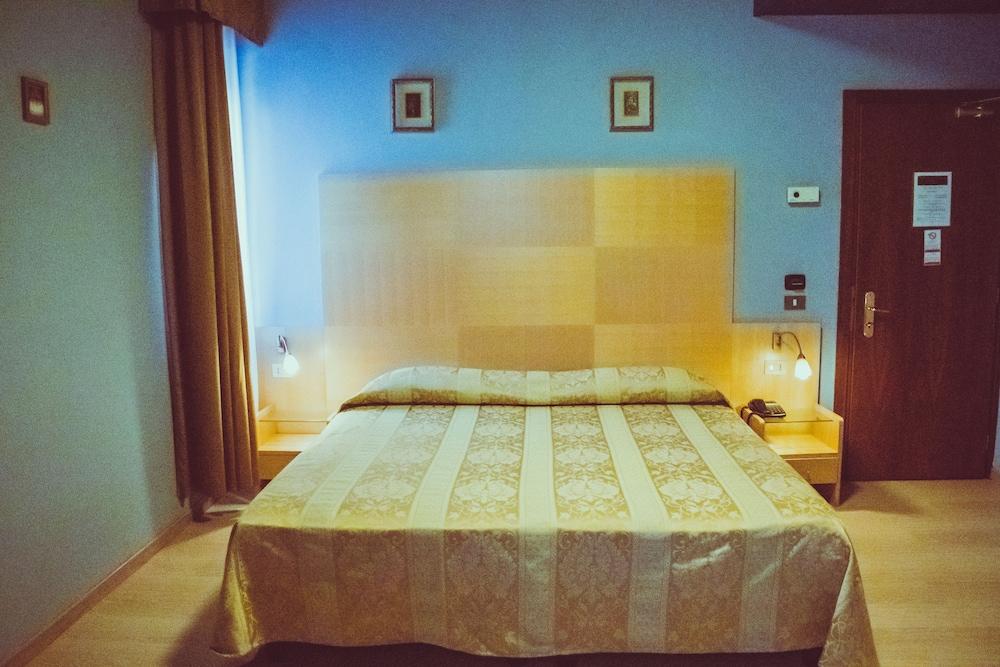 Hotel Floris Моляно Венето Екстериор снимка